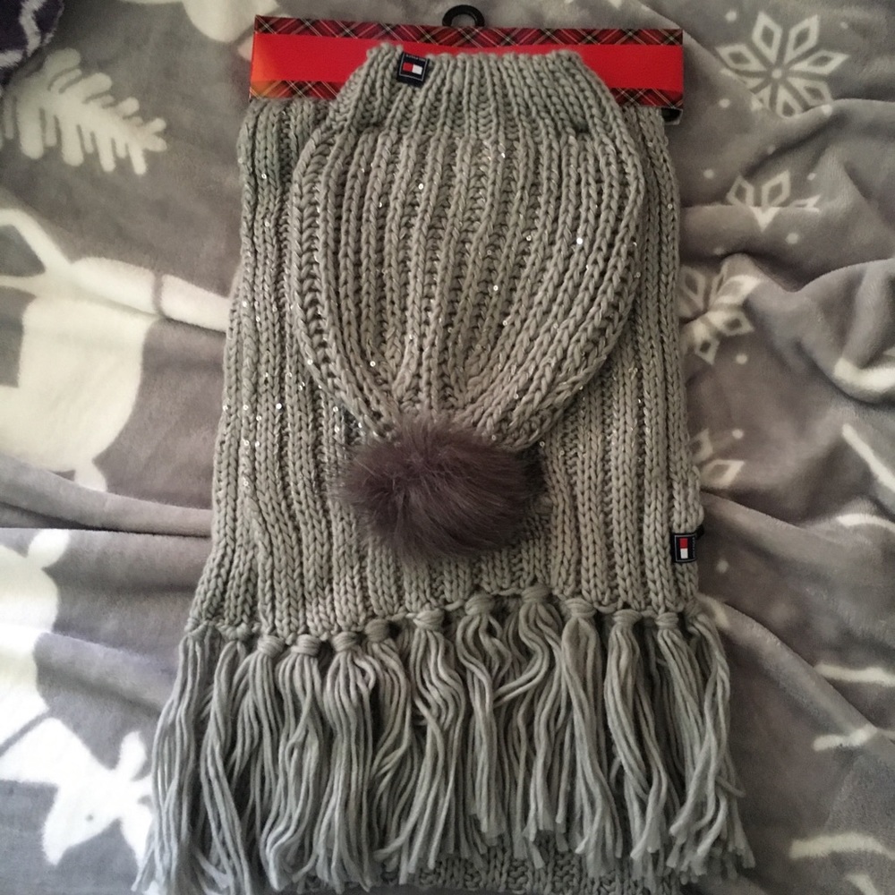 Tommy Hilfiger beanie and scarf set